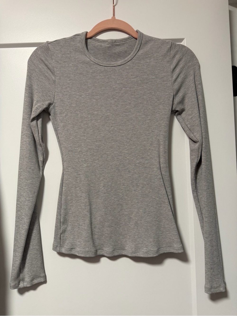 ALO Yoga Slim Long Sleeve Crewneck Top - Light Gray